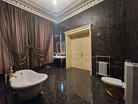 Satılır 5 otaqlı mənzil 220 m²