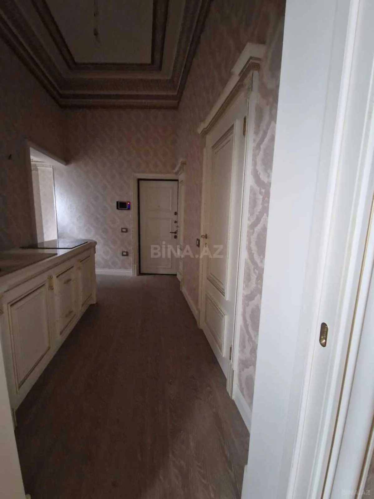 Satılır 5 otaqlı mənzil 220 m²