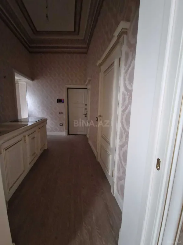 Satılır 5 otaqlı mənzil 220 m²