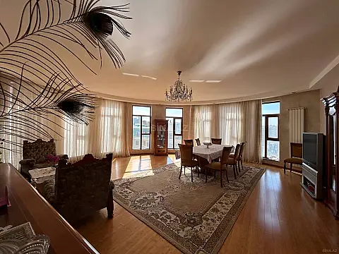 Satılır 4 otaqlı mənzil 192 m²