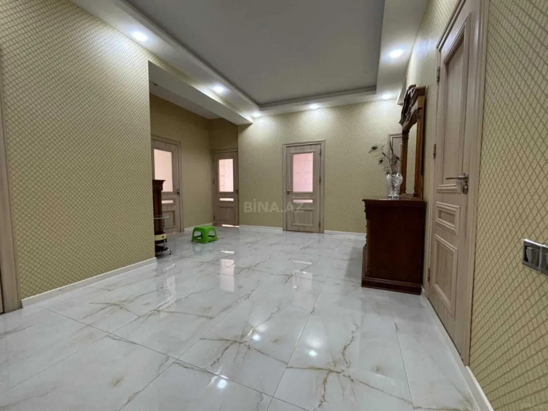Satılır 4 otaqlı mənzil 192 m²