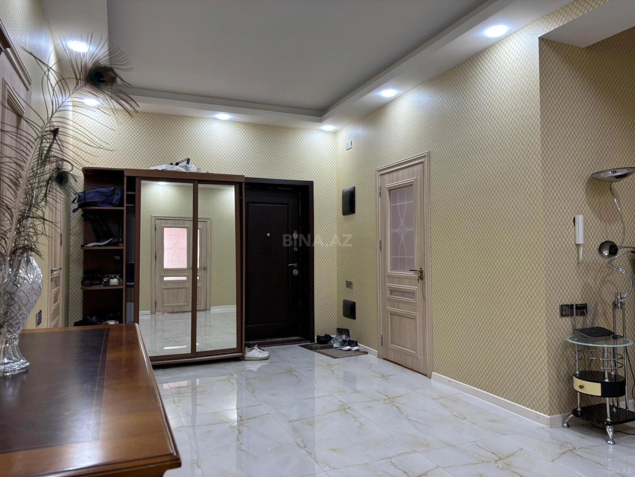 Satılır 4 otaqlı mənzil 192 m²