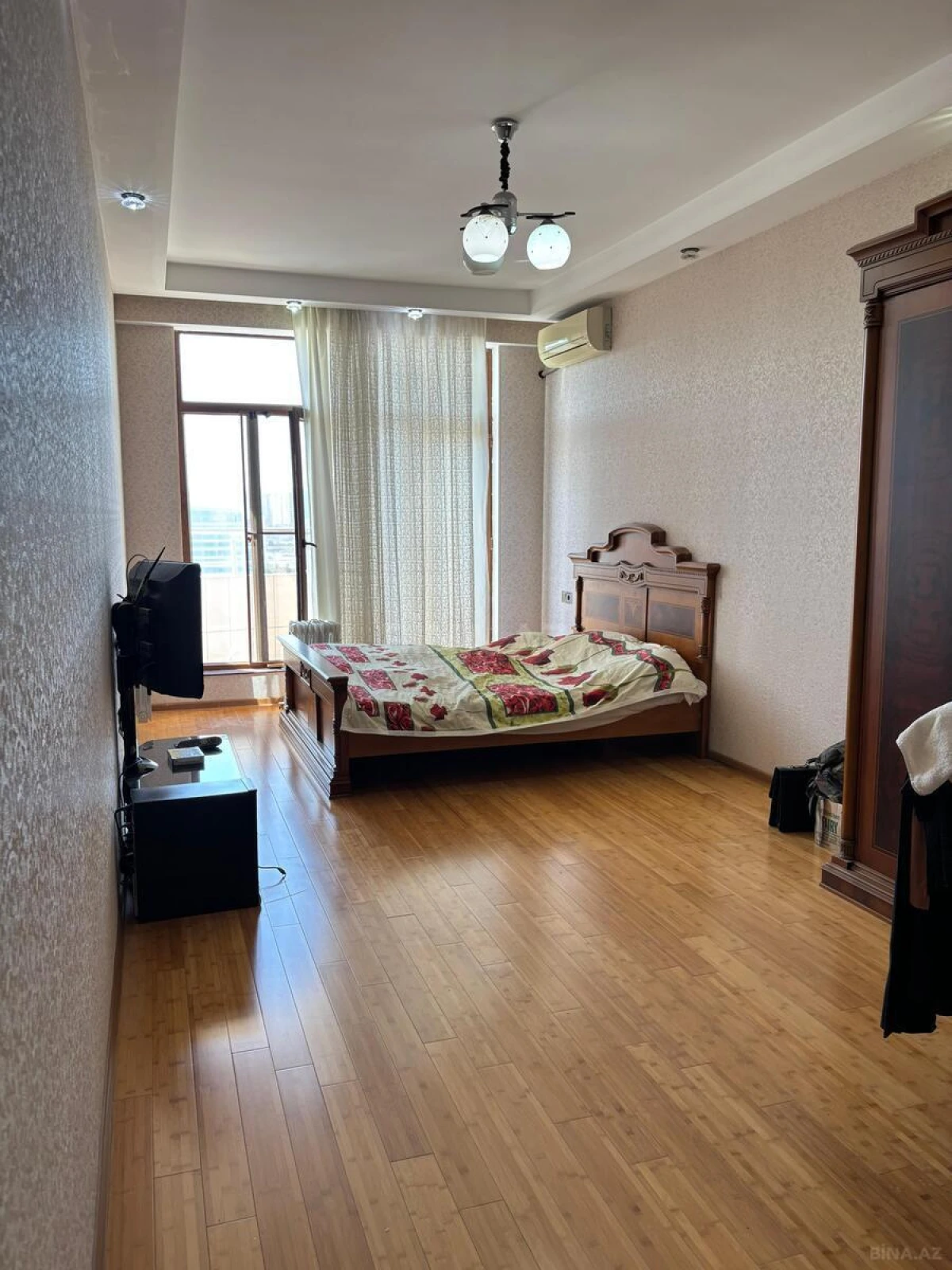 Satılır 4 otaqlı mənzil 192 m²