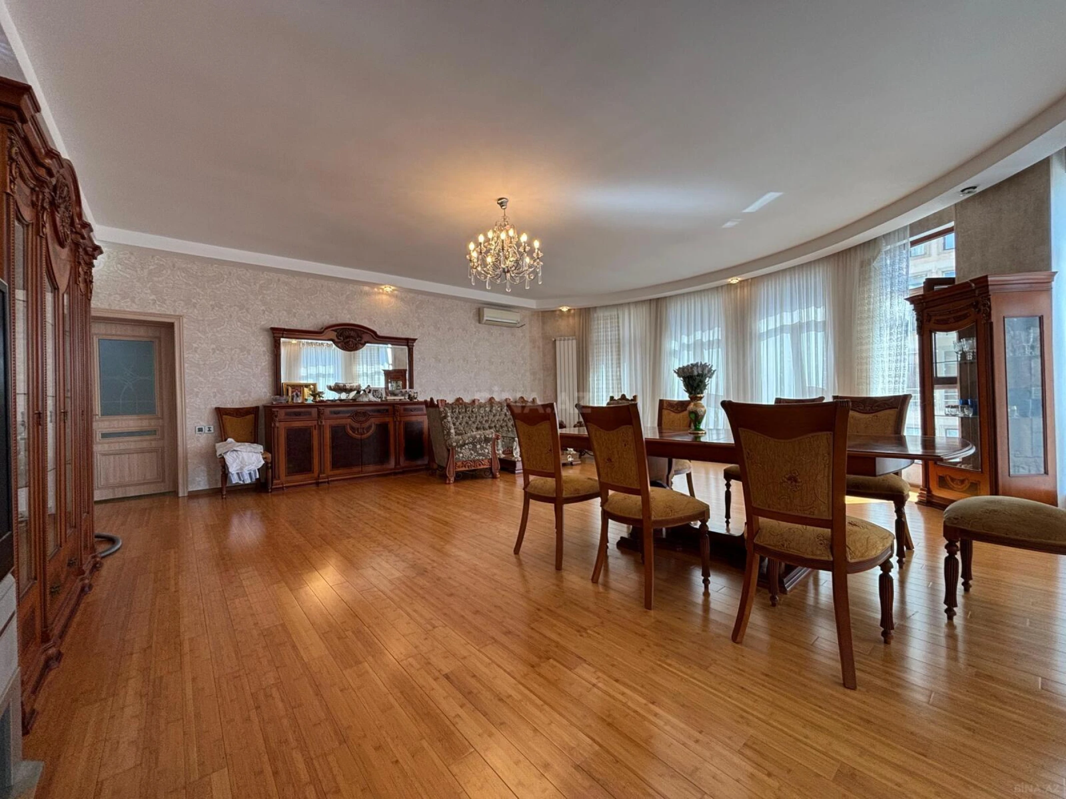 Satılır 4 otaqlı mənzil 192 m²