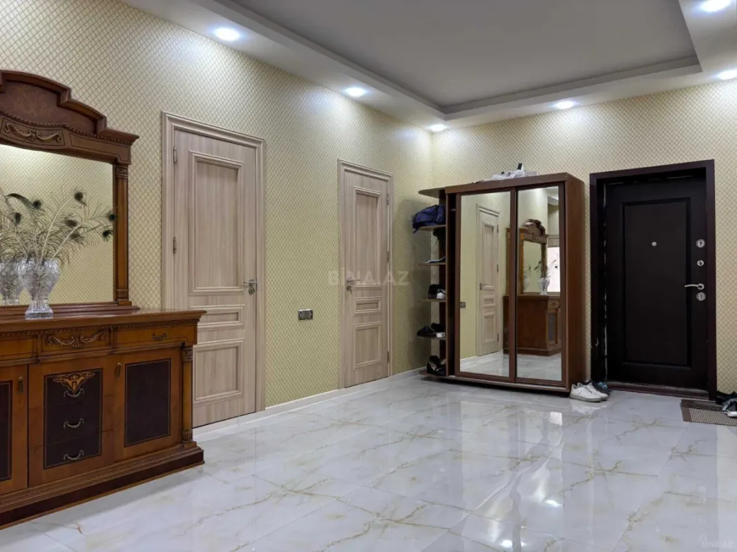 Satılır 4 otaqlı mənzil 192 m²