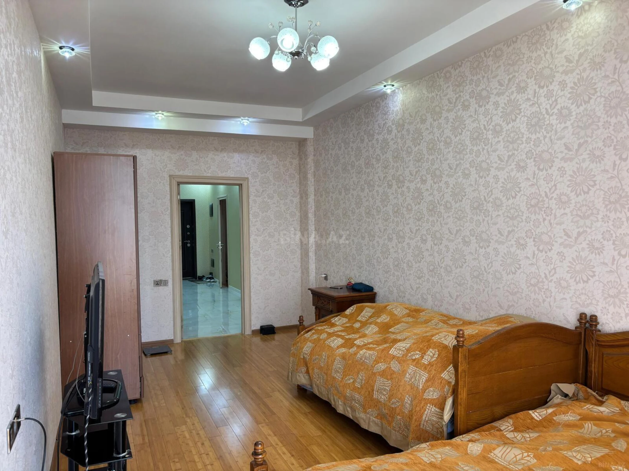 Satılır 4 otaqlı mənzil 192 m²
