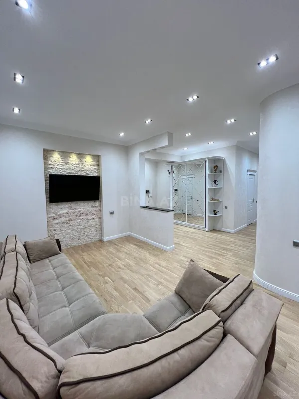 Satılır 4 otaqlı mənzil 175 m²