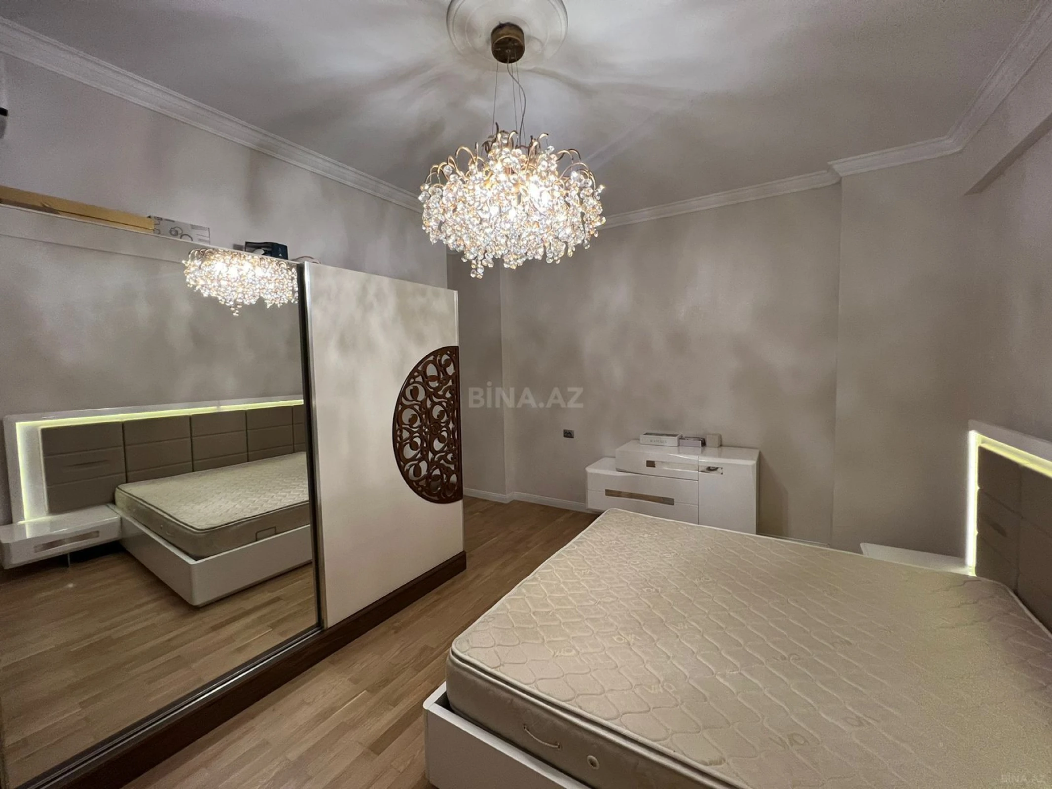 Satılır 4 otaqlı mənzil 175 m²
