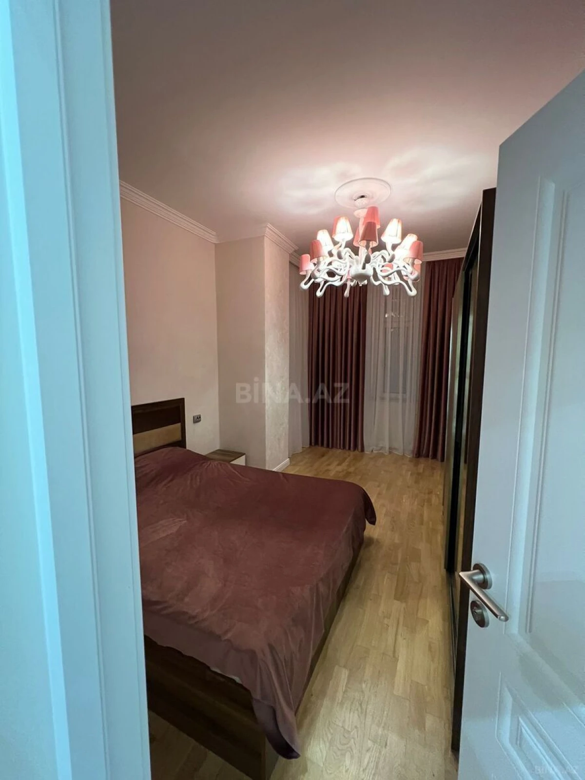 Satılır 4 otaqlı mənzil 175 m²