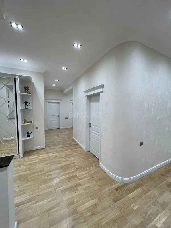 Satılır 4 otaqlı mənzil 175 m²