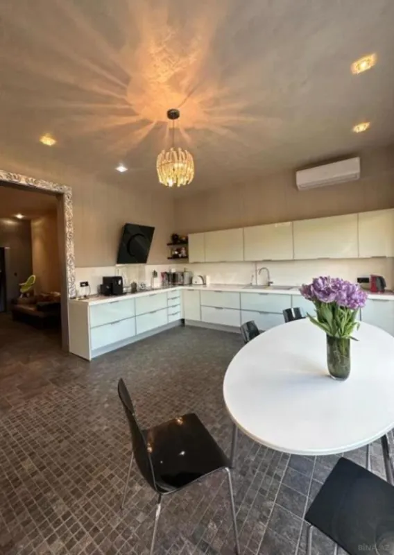 Satılır 10 otaqlı həyət evi 750 m²