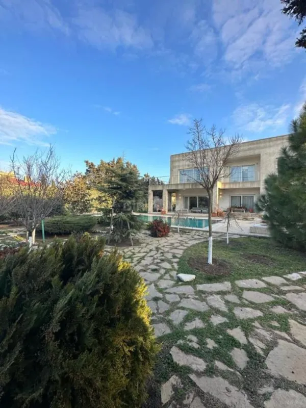 Satılır 10 otaqlı həyət evi 750 m²