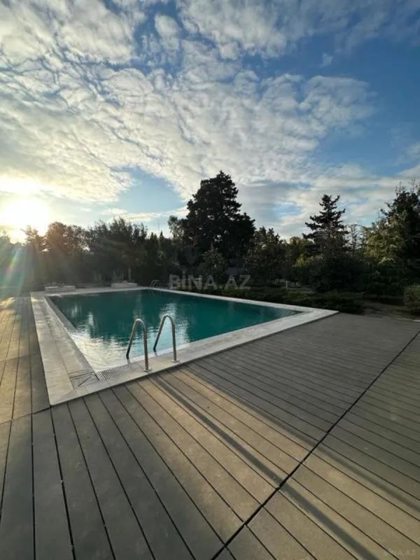 Satılır 10 otaqlı həyət evi 750 m²