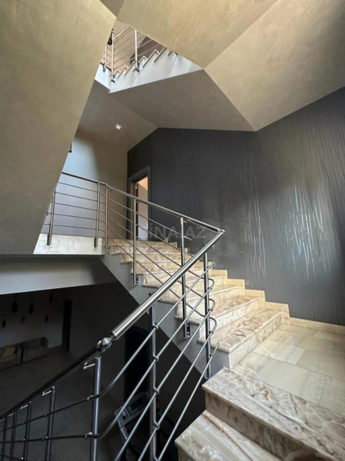 Satılır 10 otaqlı həyət evi 750 m²