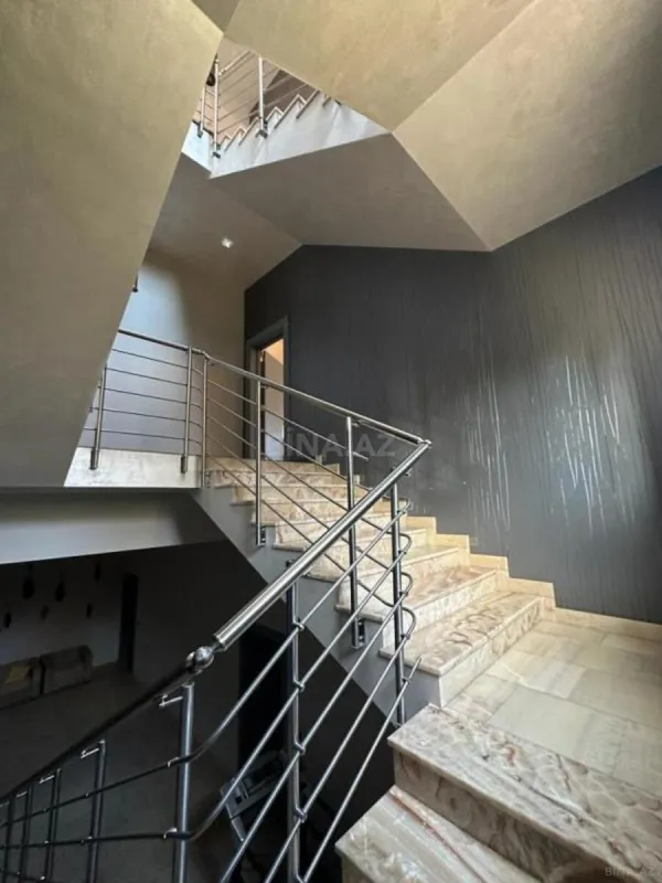 Satılır 10 otaqlı həyət evi 750 m²