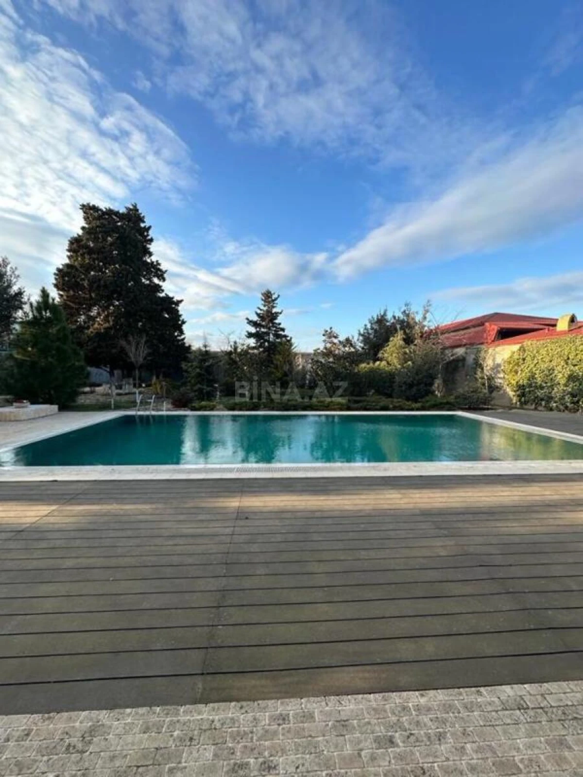 Satılır 10 otaqlı həyət evi 750 m²