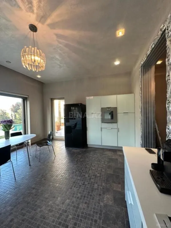 Satılır 10 otaqlı həyət evi 750 m²