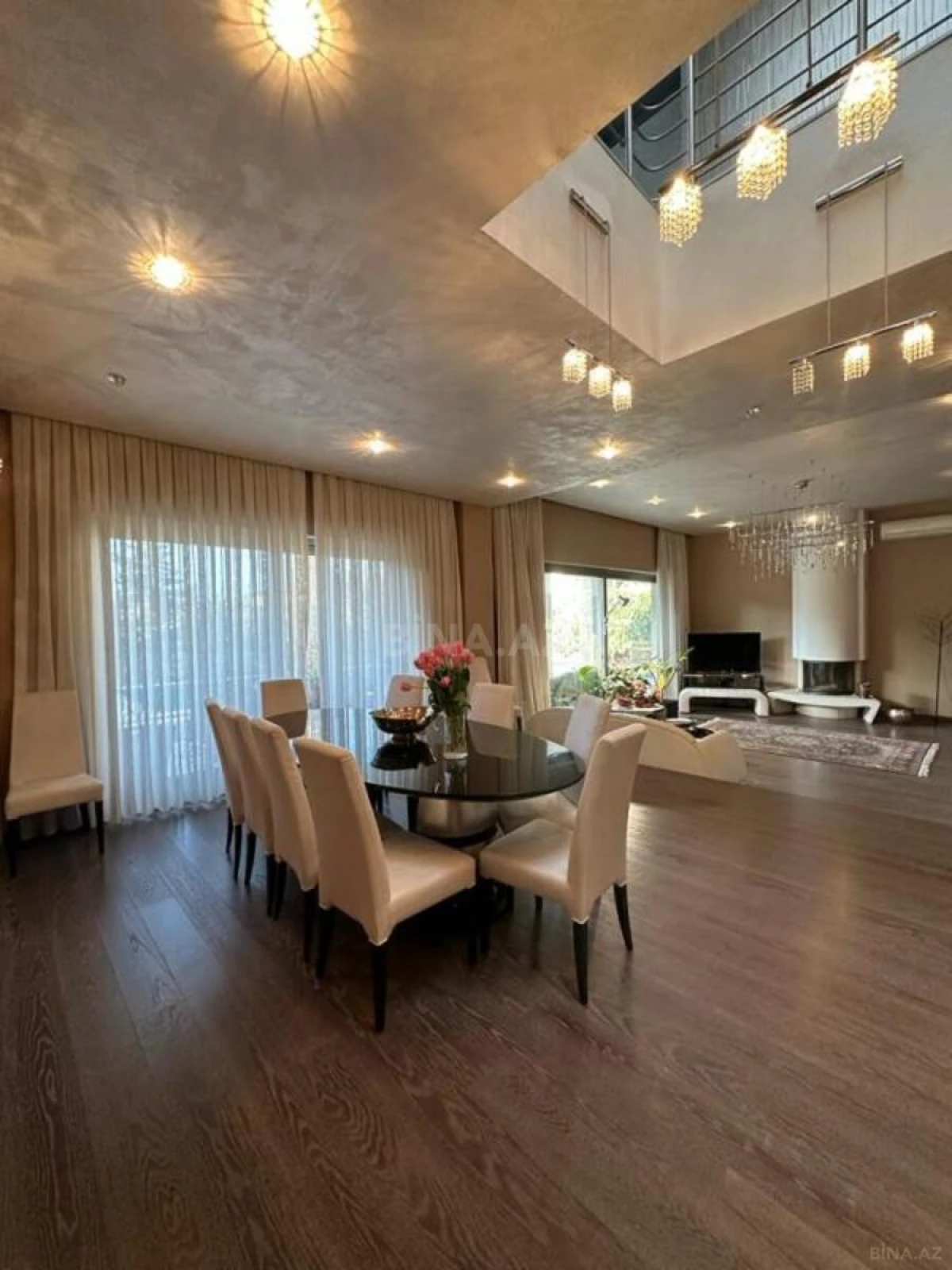 Satılır 10 otaqlı həyət evi 750 m²