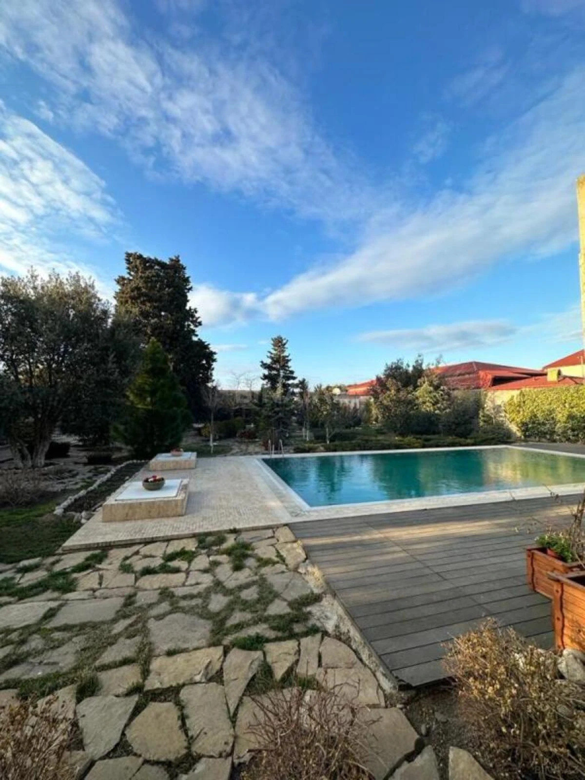 Satılır 10 otaqlı həyət evi 750 m²