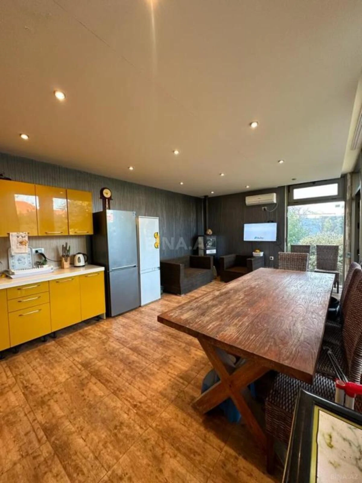 Satılır 10 otaqlı həyət evi 750 m²