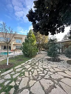 Satılır 10 otaqlı həyət evi 750 m²