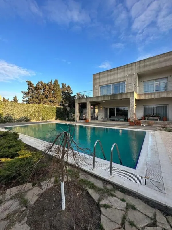 Satılır 10 otaqlı həyət evi 750 m²