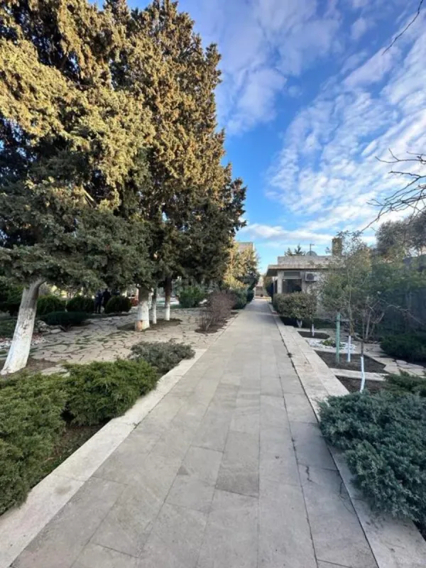 Satılır 10 otaqlı həyət evi 750 m²