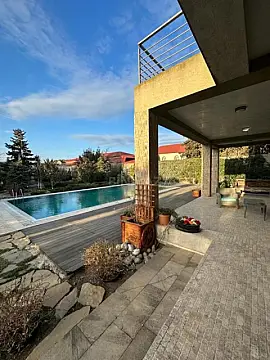 Satılır 10 otaqlı həyət evi 750 m²