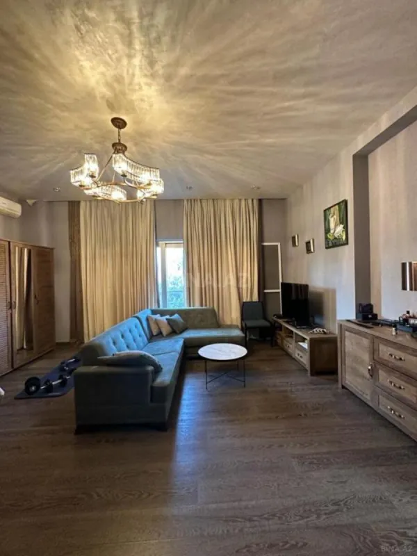 Satılır 10 otaqlı həyət evi 750 m²