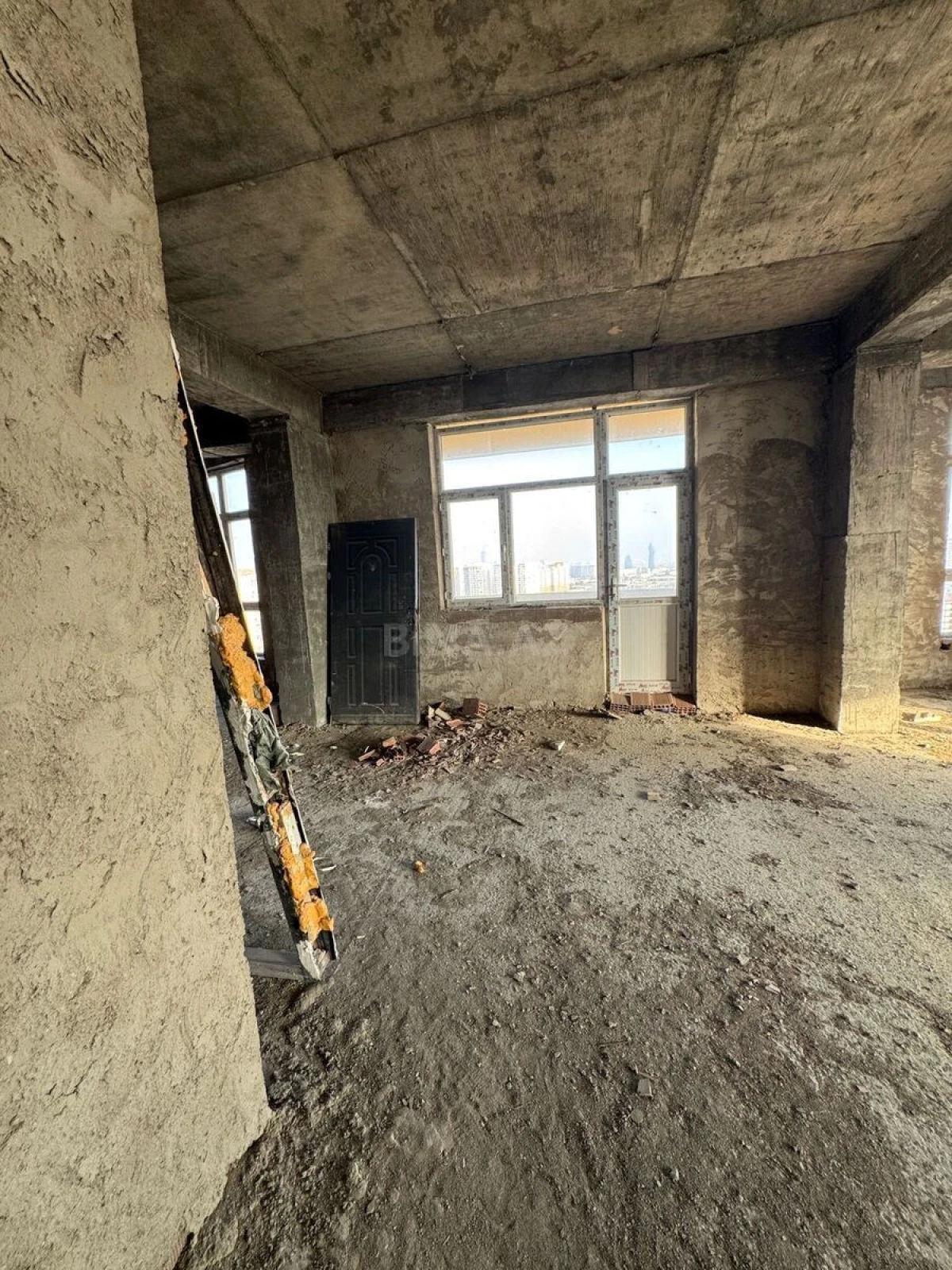 Satılır 4 otaqlı mənzil 155 m²