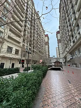 Satılır 4 otaqlı mənzil 180 m²