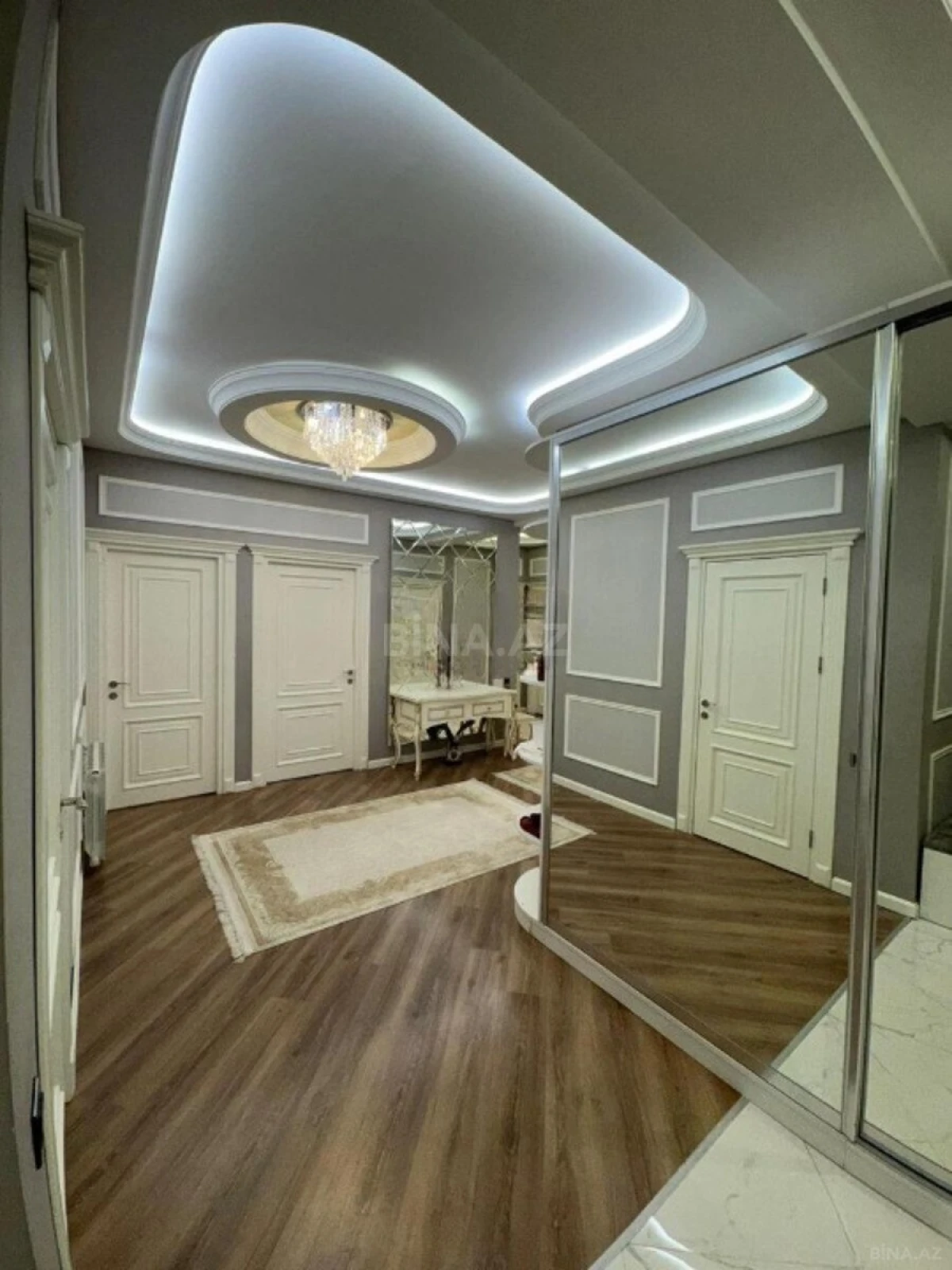 Satılır 4 otaqlı mənzil 180 m²