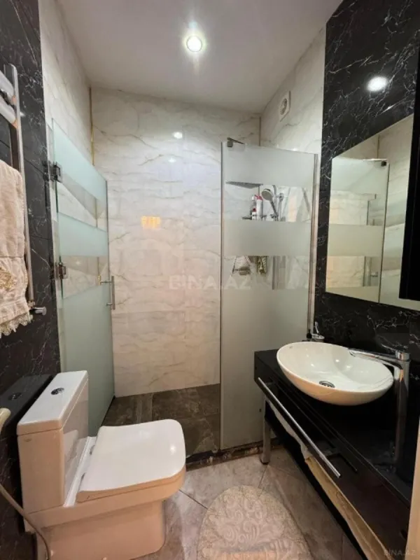 Satılır 4 otaqlı mənzil 180 m²