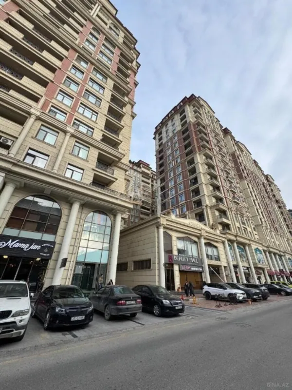 Satılır 4 otaqlı mənzil 180 m²