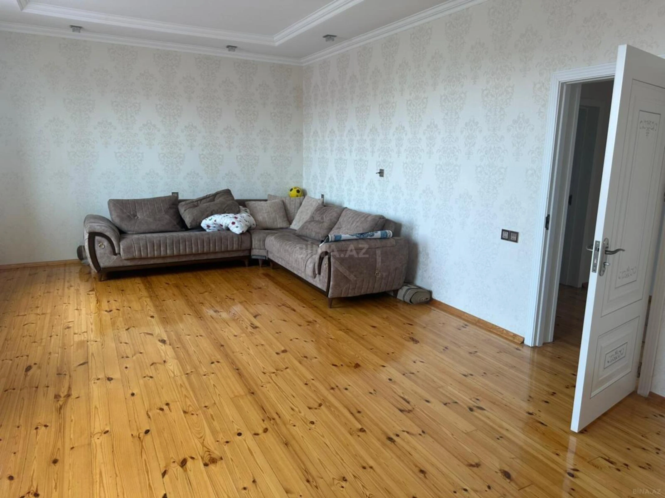 Satılır 5 otaqlı həyət evi 300 m²
