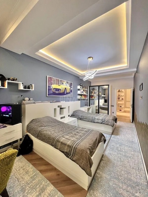 Satılır 4 otaqlı mənzil 181 m²