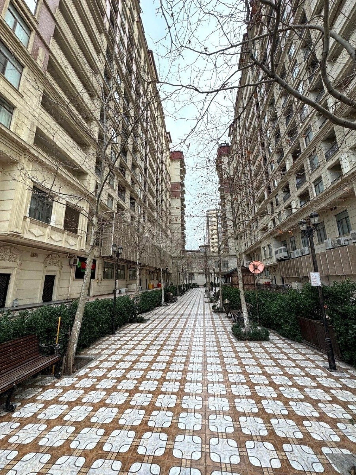 Satılır 4 otaqlı mənzil 181 m²