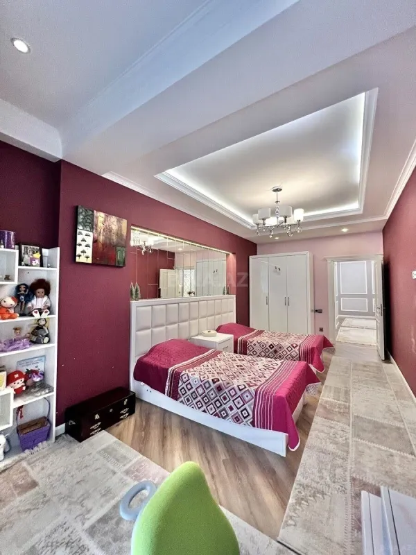 Satılır 4 otaqlı mənzil 181 m²