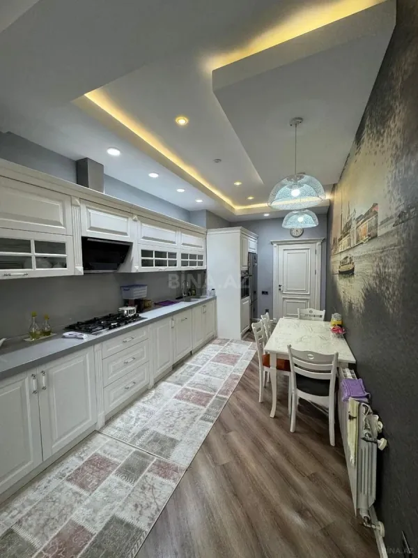 Satılır 4 otaqlı mənzil 180 m²