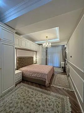 Satılır 4 otaqlı mənzil 180 m²