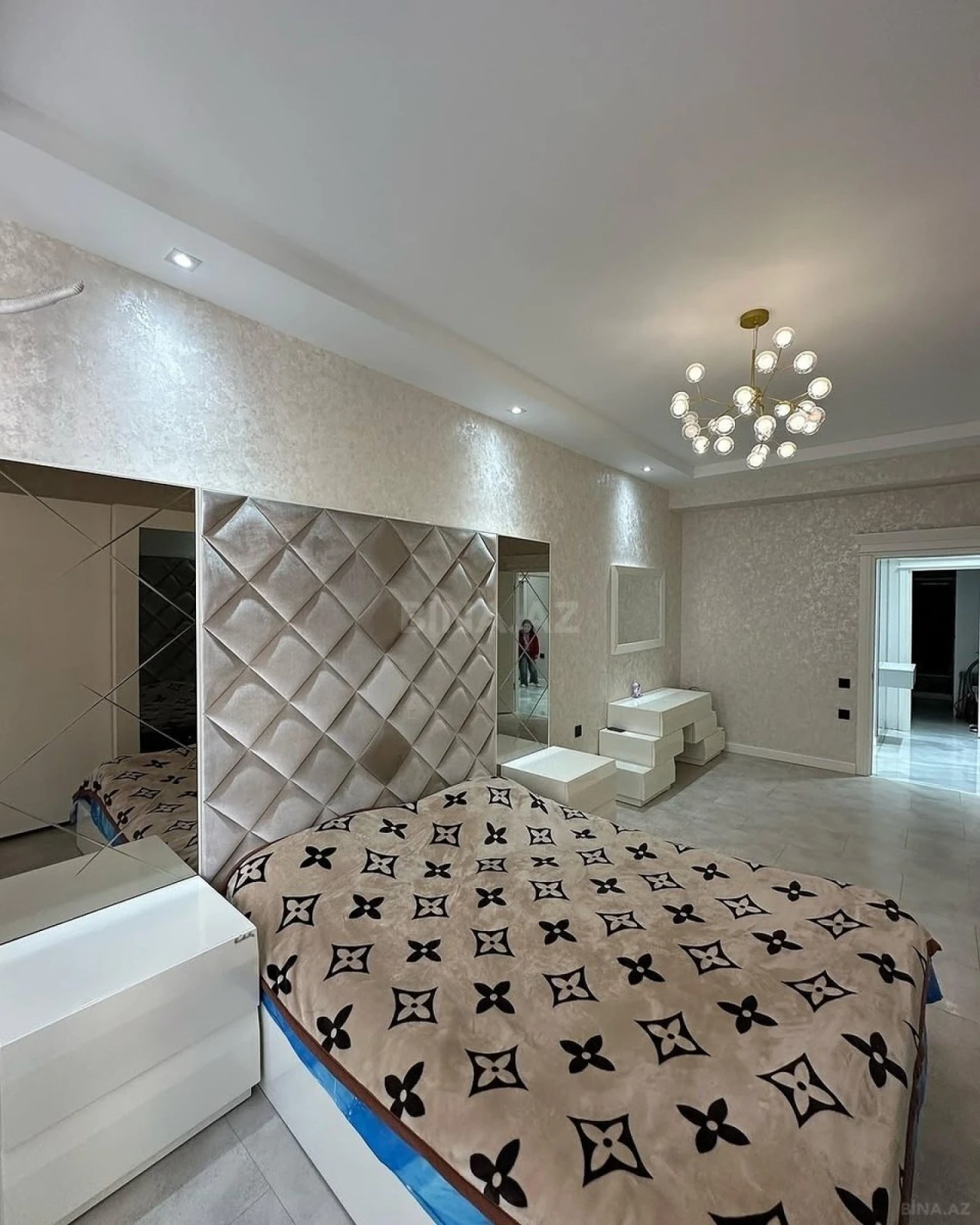 Satılır 4 otaqlı mənzil 173 m²