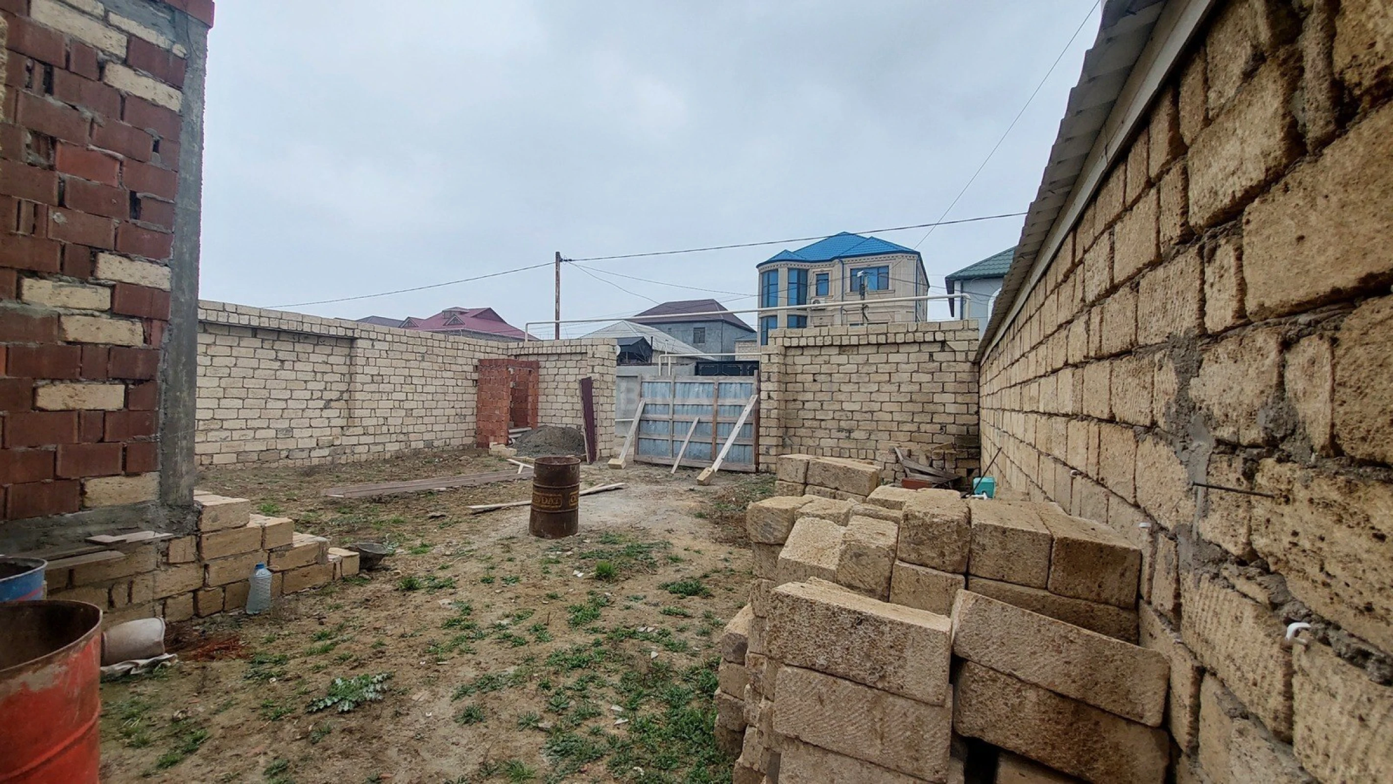 Satılır 8 otaqlı həyət evi 250 m²