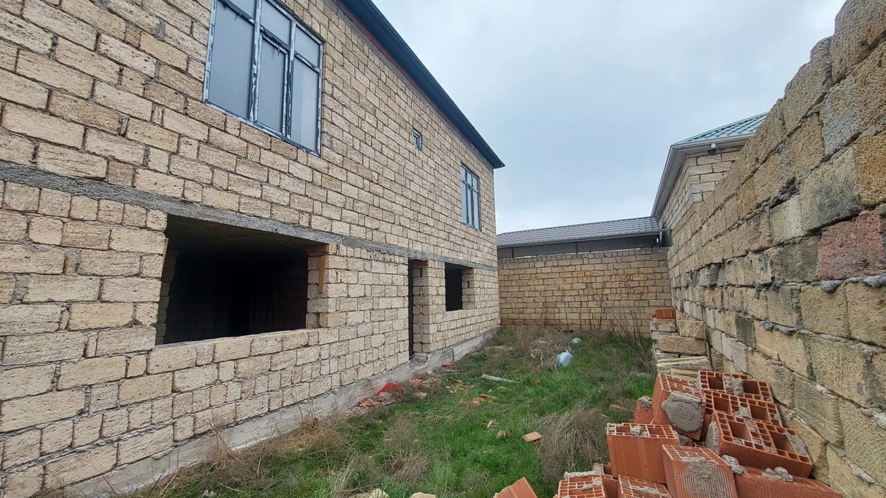 Satılır 8 otaqlı həyət evi 250 m²