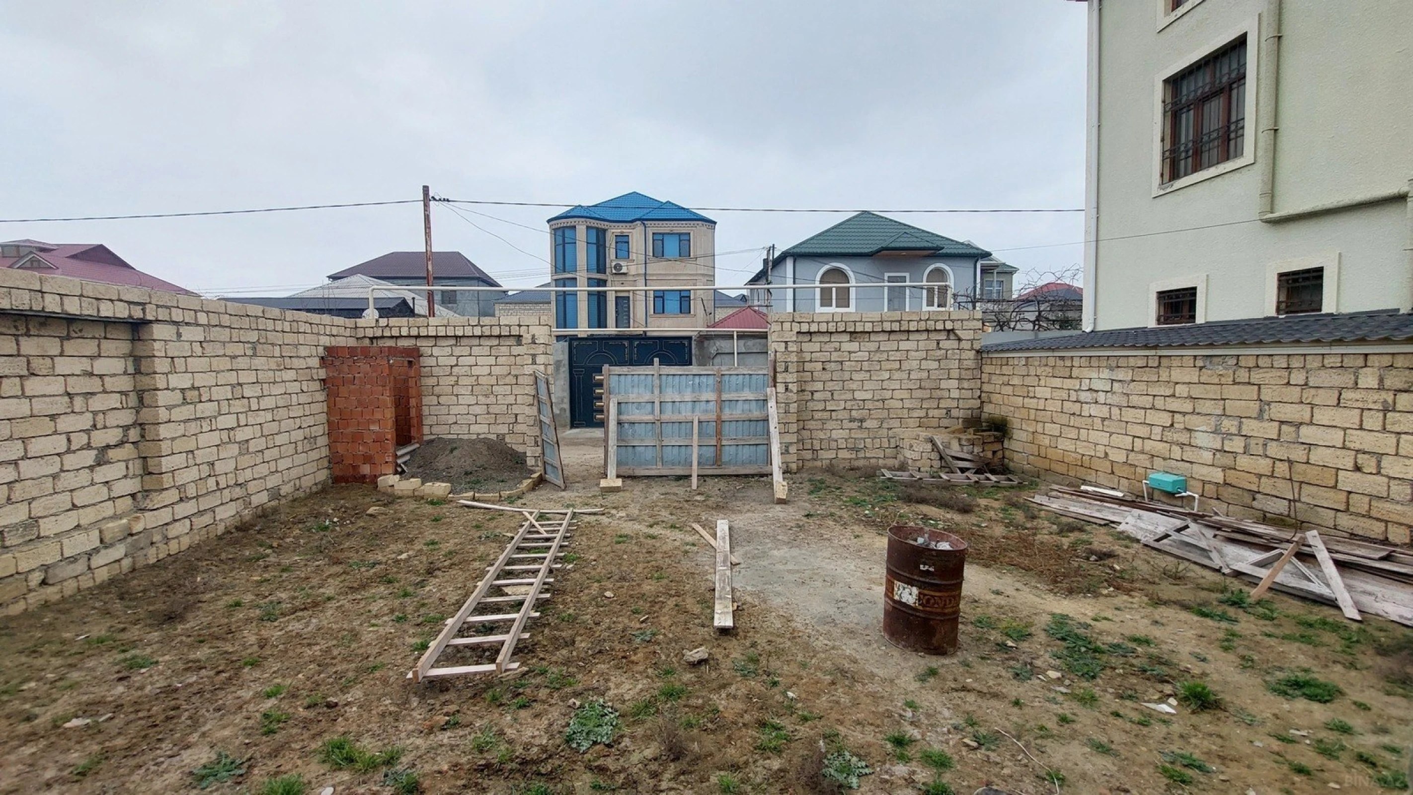 Satılır 8 otaqlı həyət evi 250 m²