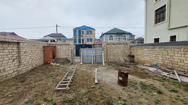 Satılır 8 otaqlı həyət evi 250 m²
