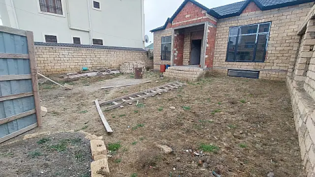 Satılır 8 otaqlı həyət evi 250 m²