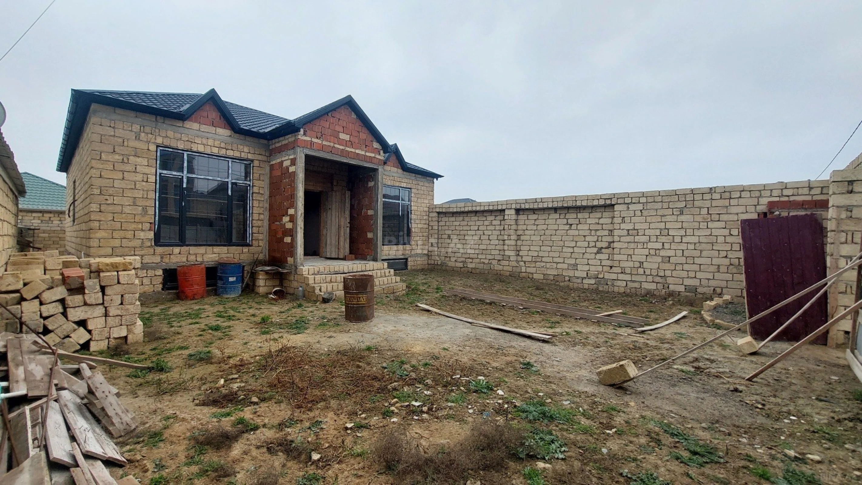 Satılır 8 otaqlı həyət evi 250 m²