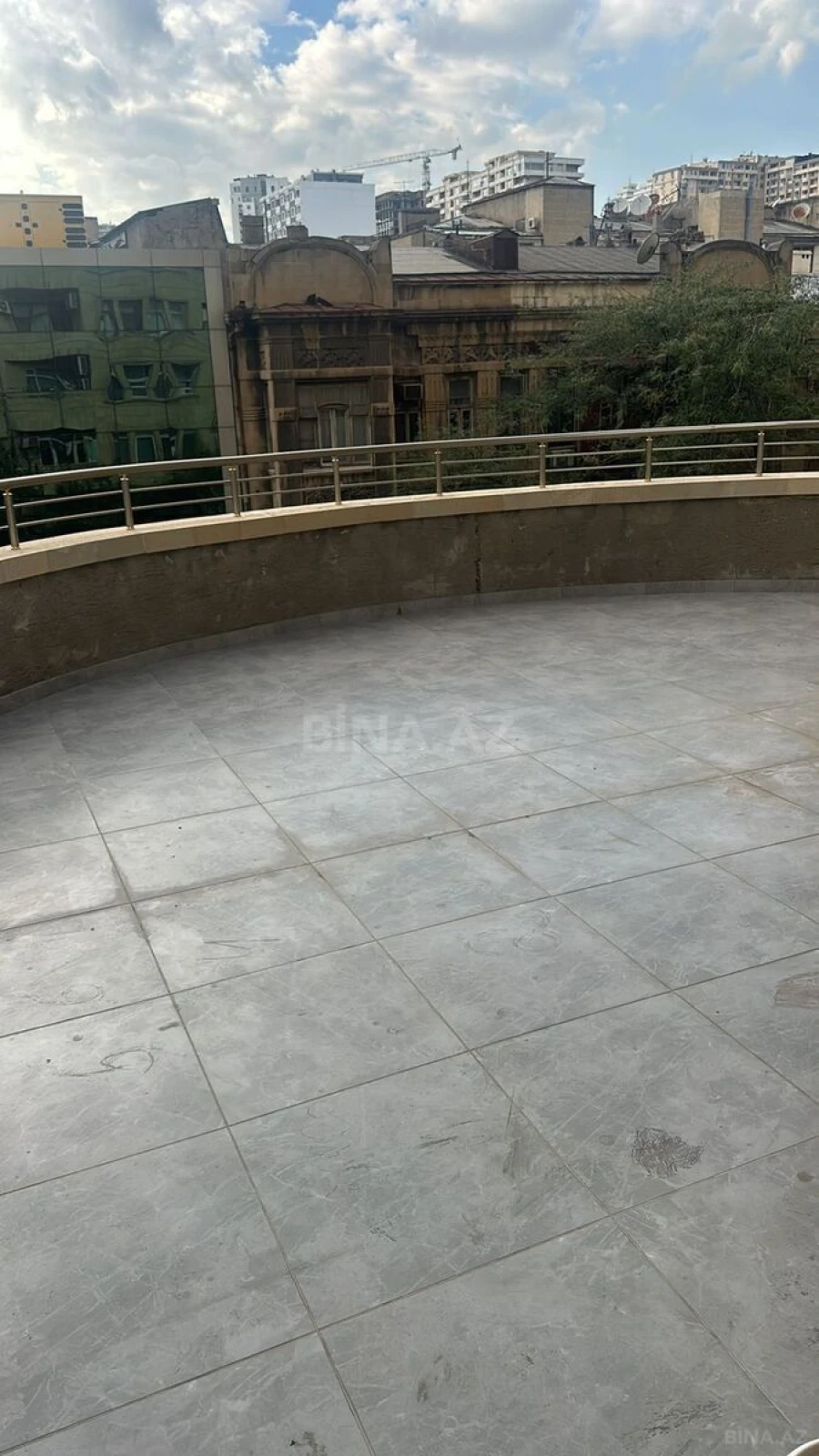 Satılır 4 otaqlı mənzil 310 m²