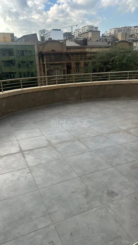 Satılır 4 otaqlı mənzil 310 m²