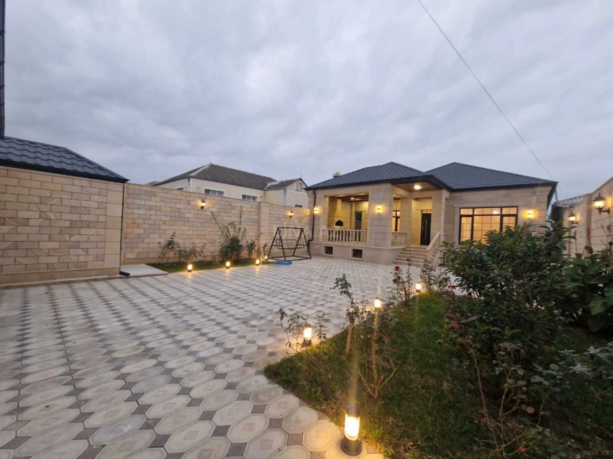 Satılır 4 otaqlı həyət evi 212 m²